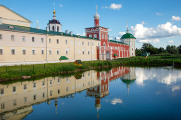 Fototapeta na wymiar Nikolo-Peshnoshsky monastery and a pond in front of the walls of the monastery
