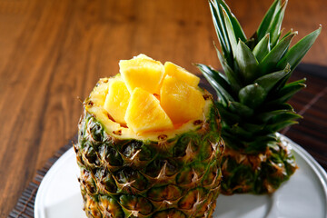 筒切りにした完熟パイナップル
