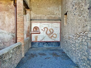 Pompei - Affresco con serpente nella Casa del Criptoportico in Via dell'Abbondanza