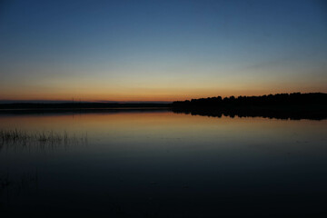 Obraz premium water lake surface at dusk at sunset