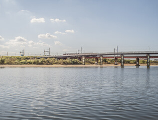 Fototapeta na wymiar 青空と川を超える電車