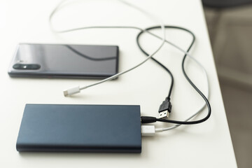 Obraz premium powerbank and cellphone on wooden table