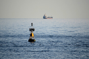 浮き灯台と船 © ふわしん