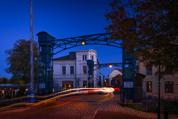 Hubbrücke in Plau am See bei Nacht mit Lichtspuren im Herbst