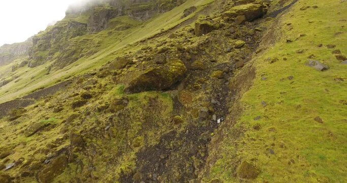 Chute de pierres &agrave; flan de montagne islandaise.