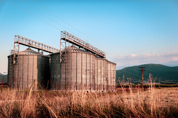 Fototapeta na wymiar grain silos in the field