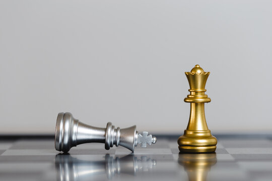 chess game gold king standing with silver queen falling. strategic of leadership success. business strategy concept.