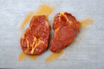 Traditionelles rohes gewürztes Nackensteak vom Schwein zubereitet für eine Sommer Grillparty...
