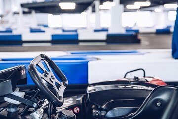 Obraz premium Steering wheel of a race kart on indoor racing track