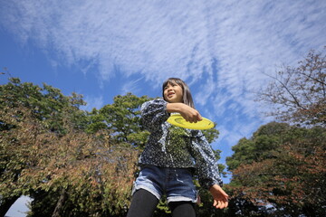 フリスビーをする女子小学生 (8歳)