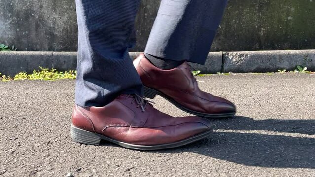 歩いている男性　足もと　スロー　革靴　ビジネスマン