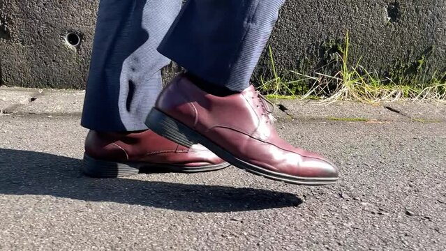 歩いている男性　足もと　スロー　革靴　ビジネスマン
