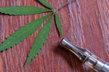 CBD Verdampfer mit einem Cannabisblatt