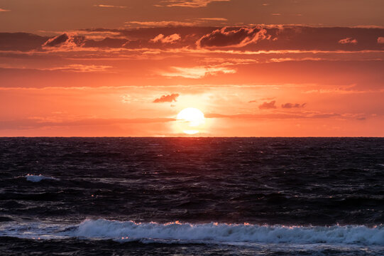 piękny romantyczny zachód słońca nad morzem