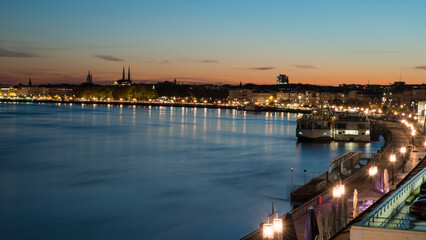 Fototapeta premium Quais de Bordeaux de nuit