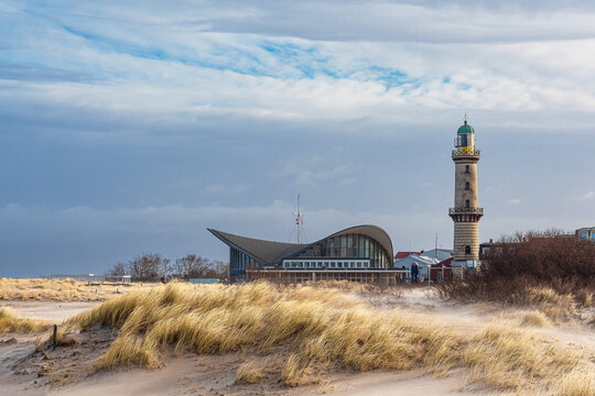 Blick auf den Leuchtturm und den Teepott im Ostseebad Warnem&uuml;nde