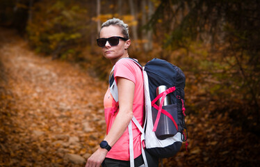 Jesienny portret kobiety. Wędrówka po górach. Spacer po lesie. Beskid wyspowy.