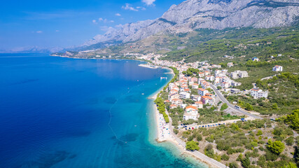 Obraz premium Beautiful azure blue Mediterranean beach surrounded by green trees in Croatia