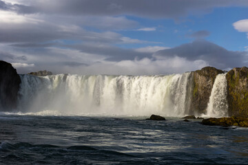 Godafoss vom Fluss aus gesehen