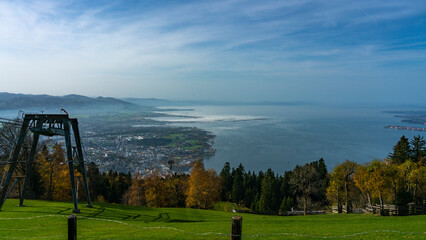 Herbstliches Panorama vom Pfänder über den Bodensee, Dunst und Saharasand liegen in der Luft und...