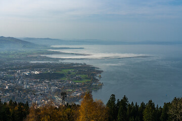 Herbstliches Panorama vom Pfänder über den Bodensee, Dunst und Saharasand liegen in der Luft und...