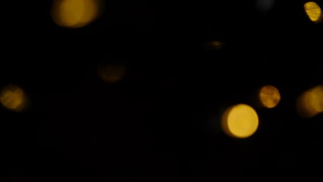 Luces de navidad parpadeantes en un fondo negro 