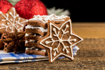 Fototapeta na wymiar Christmas decoration with gingerbread cookies