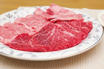 Fototapeta premium 焼肉用に薄くスライスされた牛生肉