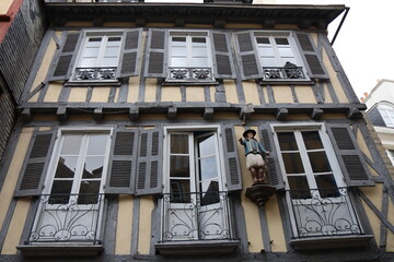 Fototapeta na wymiar Bâtiment typique, vue de l'extérieur, ville de Quimper, département du Finistère, Bretagne, France