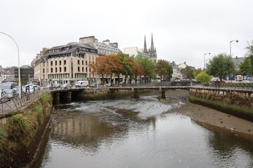 Naklejka premium La rivière Odet dans la ville, ville de Quimper, département du Finistère, Bretagne, France