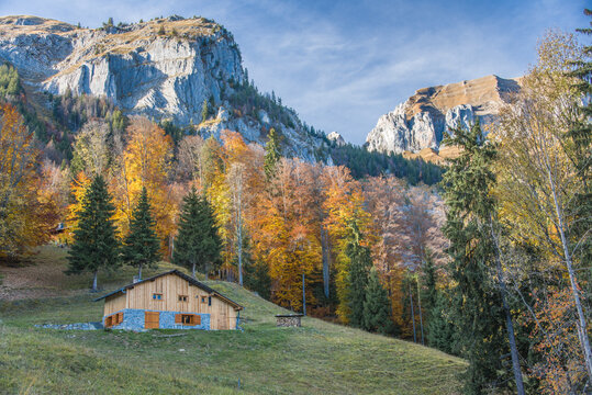 Chalet dans les Alpages en automne, Sallanches, Haute Savoie, France
