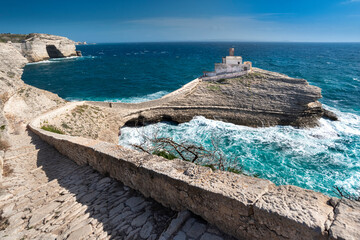 Bonifacio et ses falaises de calcaire en Corse, dominant la mer méditerranée