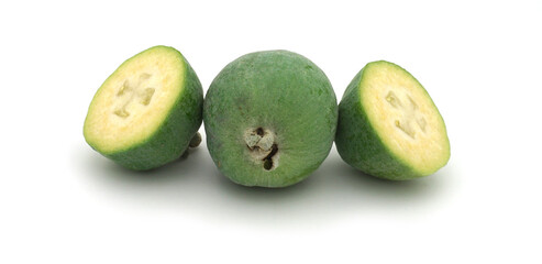 Feijoa, goyave du Brésil ou goyave ananas entière et coupée en deux isolées sur fond blanc