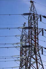 Pilône et isolateurs électrique