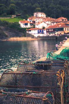 Tazones, pueblo marinero de Asturias. Vista desde el puerto con las nasas de pesca