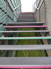 Treppe hinauf mit Stufen im Freien