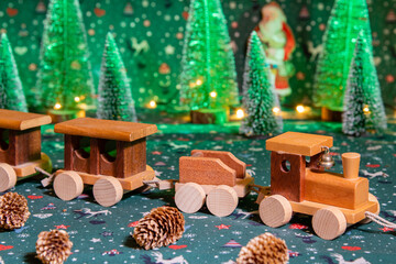 Spielzeugeisenbahn mit weihnachtlicher Dekoraktion - obrazy, fototapety, plakaty