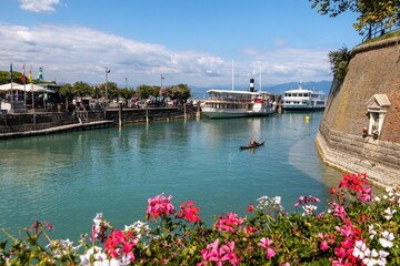 Fototapeta na wymiar Ancient venetian walls and ferry port at Canale di Mezzo Peschiera, Lago di garda, Italy