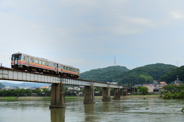 鉄橋を渡る津山線のローカル列車