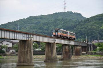 岡山県の津山線を走るローカル列車
