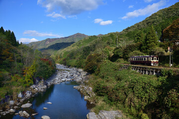 渓谷沿いを走るローカル列車