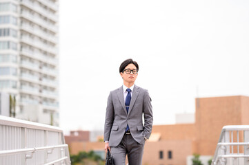 若いビジネスマンのポートレート　カメラ目線