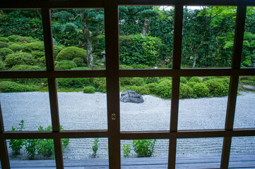 京都 金福寺の和室から眺めた枯山水の庭園
