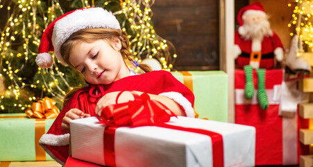 Obraz na płótnie Canvas Christmas gift for kids. Happy child with Christmas gift box.