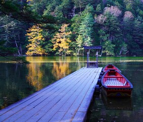 美しい上高地秋の景色明神池
