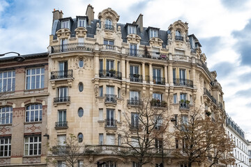 Fototapeta na wymiar Paris, ancient buildings avenue Daumesnil, typical facades and windows 