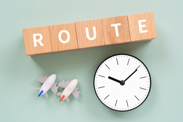 ROUTEと書かれたブロックと飛行機と時計
