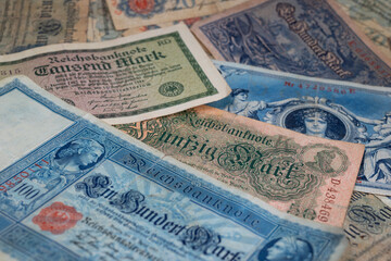 Viele deutsche Reichsbanknoten aus dem Jahr 1914