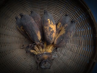 Bananas that have been stored for a long time are almost rotten
