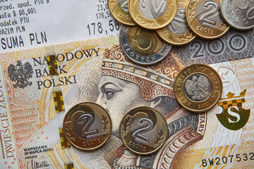 paragony fiskalne ,banknoty 200 złotowe , polskie monety 